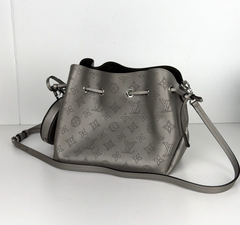 Louis Vuitton Bella Drawstring Medium Bucket Bag in Silver Mahina Leather NFC D8
